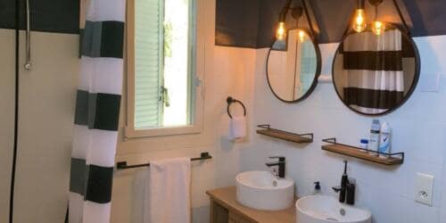 badkamer-blauw-wit-spiegels-tourrettes-sur-loup