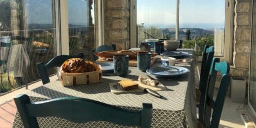 Ontbijt met uitzicht - Vakantiehuis Frankrijk Tourrettes-sur-Loup